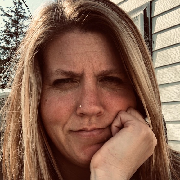 Profile Picture of Sarah Wade (@sawred75) on Poshmark