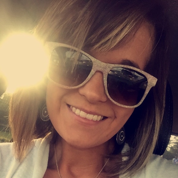 Profile Picture of Emilee Selker (@emileeanne87) on Poshmark