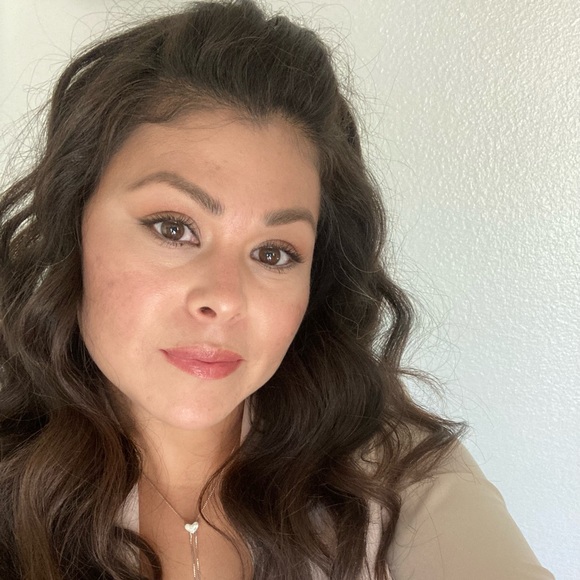 Profile Picture of Adriana Cerna (@cernaadri05) on Poshmark