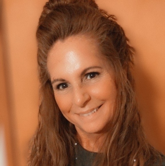 Profile Picture of Renee Rulander (@derfer22) on Poshmark