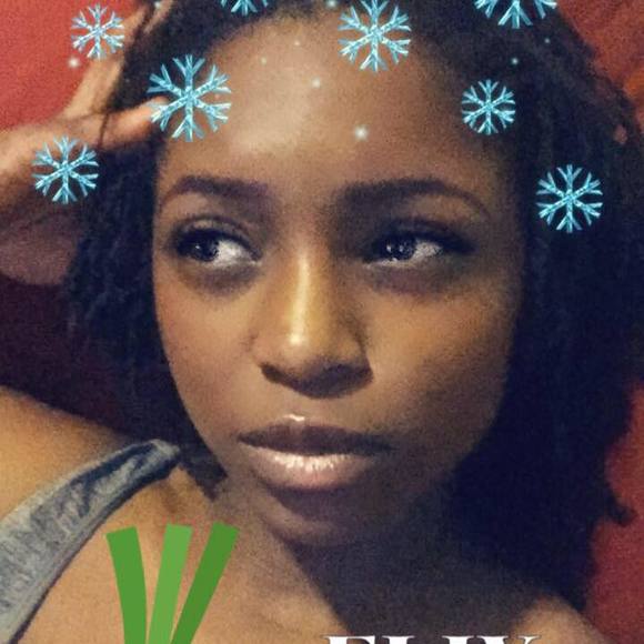 Profile Picture of Carolyn Placide (@cplacide) on Poshmark