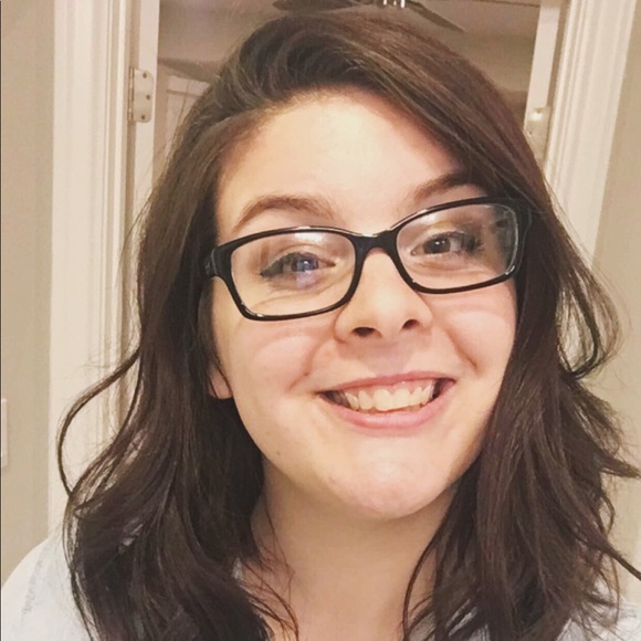 Profile Picture of Ariel Gratopp (@ajgratopp) on Poshmark