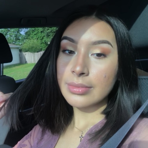 Profile Picture of Karina Astello (@lilbariii) on Poshmark