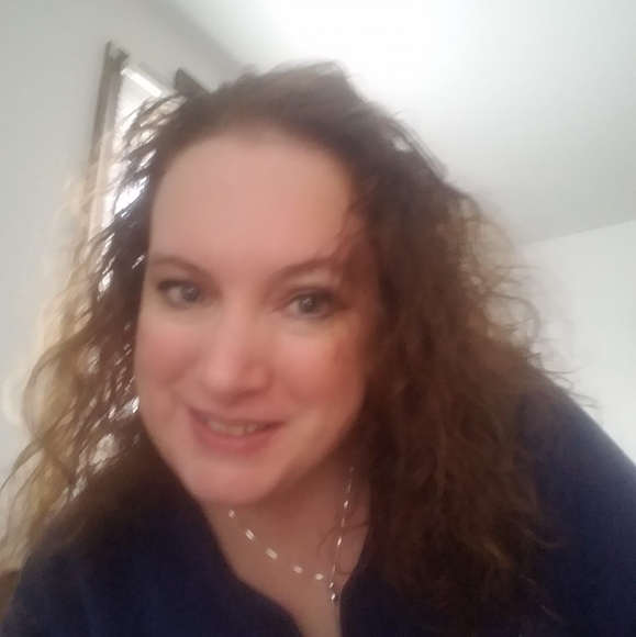 Profile Picture of Teri Rosbach (@tarmidillo) on Poshmark