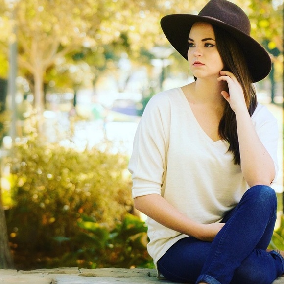 Profile Picture of Sarah Trosper (@sarah_dianne) on Poshmark