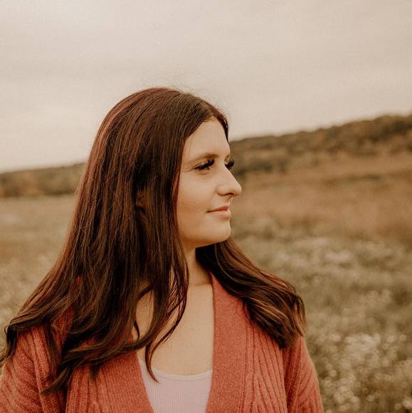 Holly Chelmecki - Poshmark Profile Picture of Holly Chelmecki (@horselover_8_8) on Poshmark