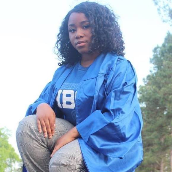 Profile Picture of Rosa andrea Moody (@rmoody196) on Poshmark