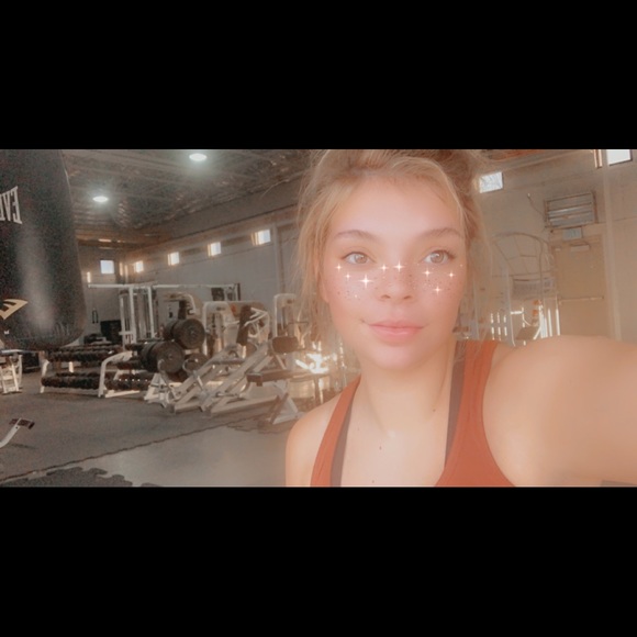 Profile Picture of Destiny Boring (@destinysboring) on Poshmark