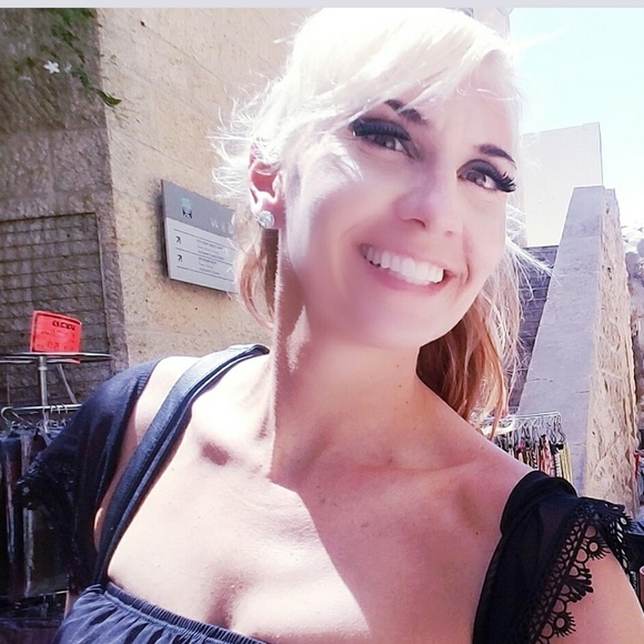 Profile Picture of Sonia Mardarewich (@esquire4686) on Poshmark