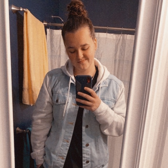 Profile Picture of Ashley Kohlmeyer (@_akohl) on Poshmark
