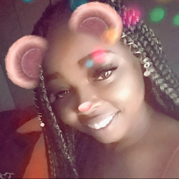 Profile Picture of Julia Price (@juliaprice992) on Poshmark