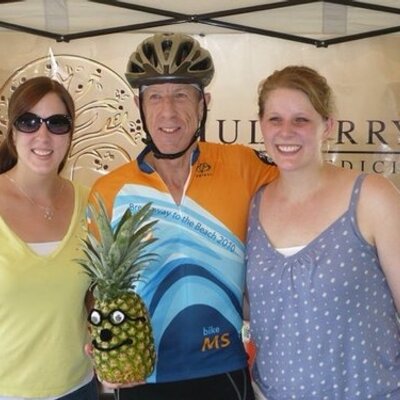 Profile Picture of Robert Akin (@pine_applebob) on Twitter