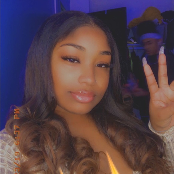Profile Picture of Lindsay Cruzeta (@lindsaycruzeta) on Poshmark