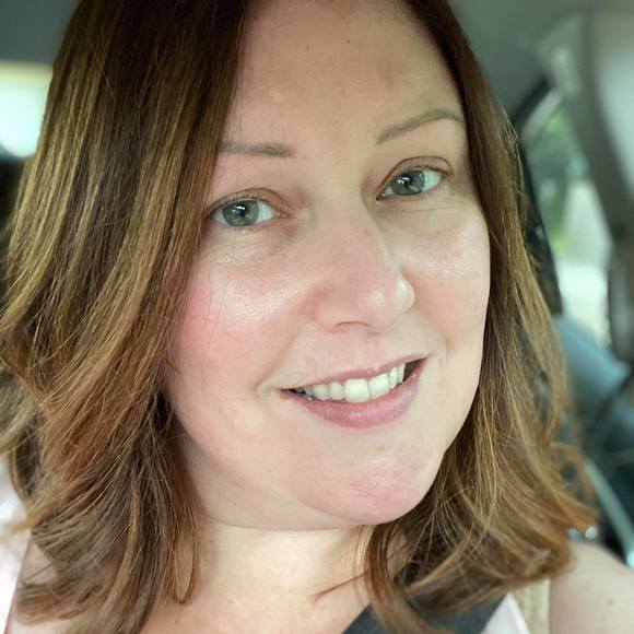 Profile Picture of Lisa Hilton (@leiysa) on Poshmark