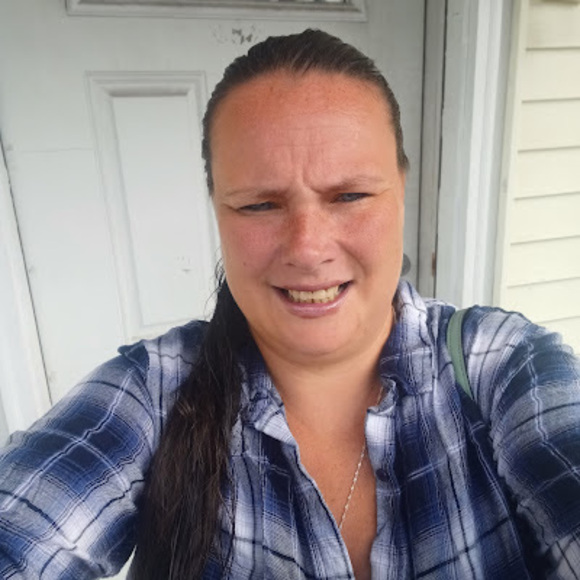 Profile Picture of Laura Bigness (@lizzie31871) on Poshmark