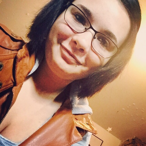 Profile Picture of Nichole Stevenson (@nickinicki) on Poshmark