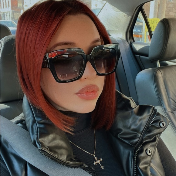 Profile Picture of Alexandra Page (@alexandrarosep) on Poshmark
