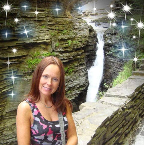 Profile Picture of Michelle Saunderson (@msaunderson) on Poshmark