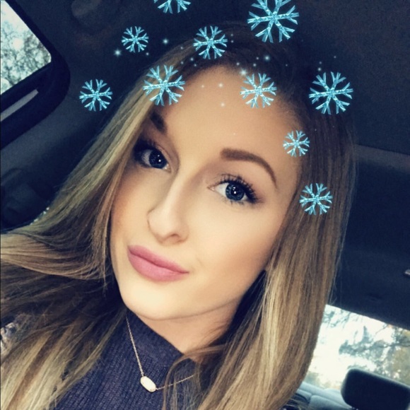 Profile Picture of Savannah Hardee (@saavvyg) on Poshmark