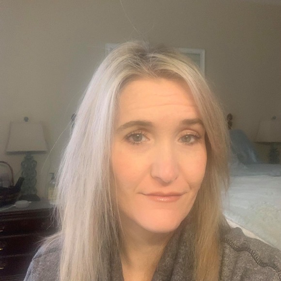 Profile Picture of Amy Poovey (@apoovey74) on Poshmark