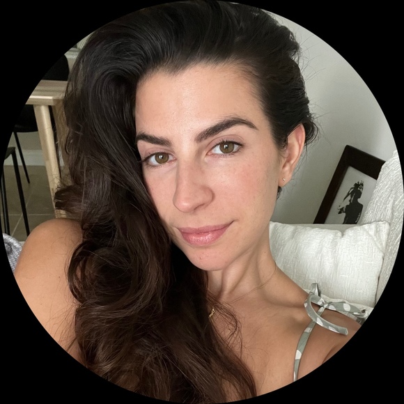 Profile Picture of Liz Coloutes (@lizcoloutes) on Poshmark