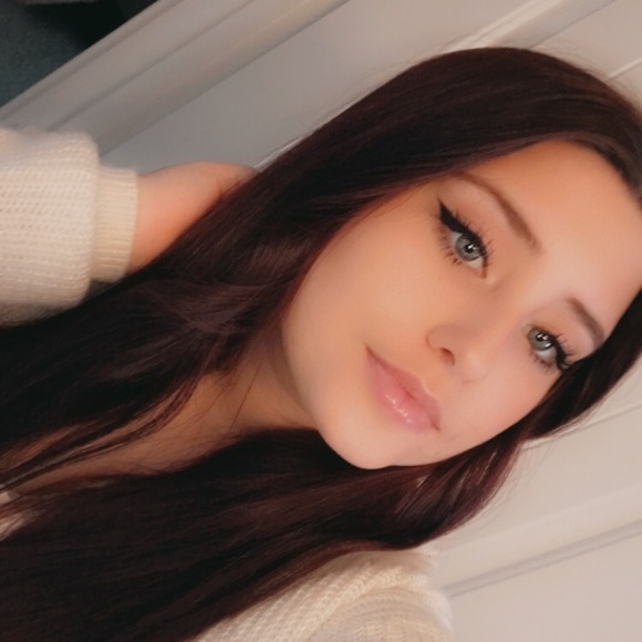 Profile Picture of Shayleen Oshiro (@shayleenoshiro) on Poshmark