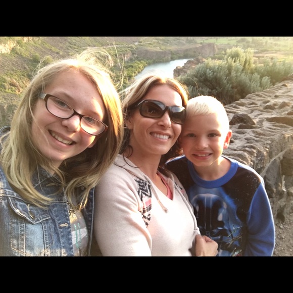 Profile Picture of Amanda Bloxham (@amandaatzbest) on Poshmark