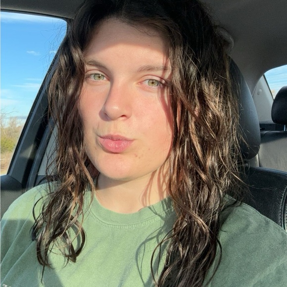 Profile Picture of Taylor Zwygart (@taylorannz) on Poshmark