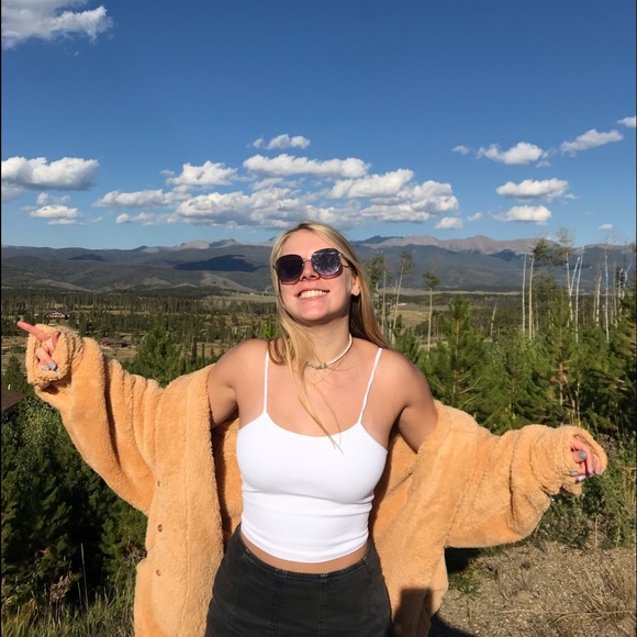 Profile Picture of Kylee Zinnen (@kylee_zinn) on Poshmark