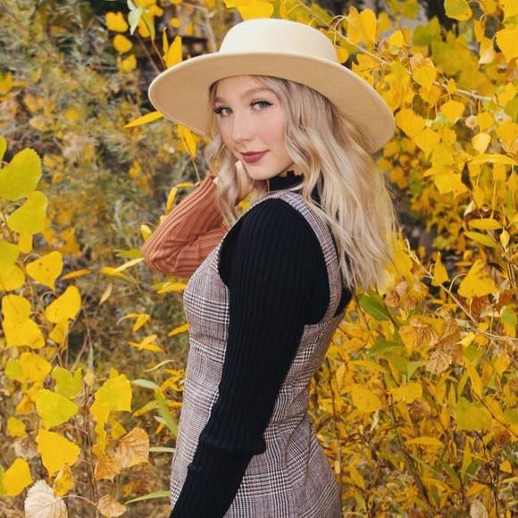 Profile Picture of Shaylie Manuello (@volleyba11chick) on Poshmark