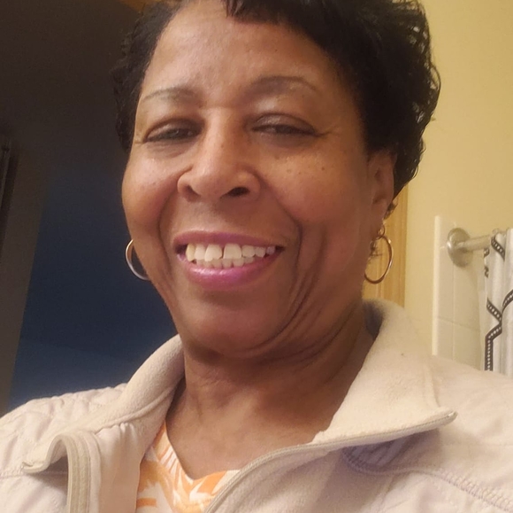 Profile Picture of Earnestine Russell (@earnestinerusse) on Poshmark