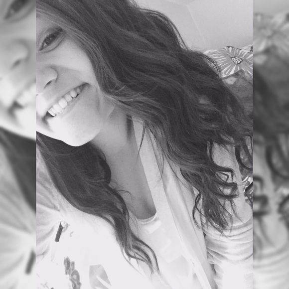 Profile Picture of Olivia Huhn (@livvtaylor) on Poshmark