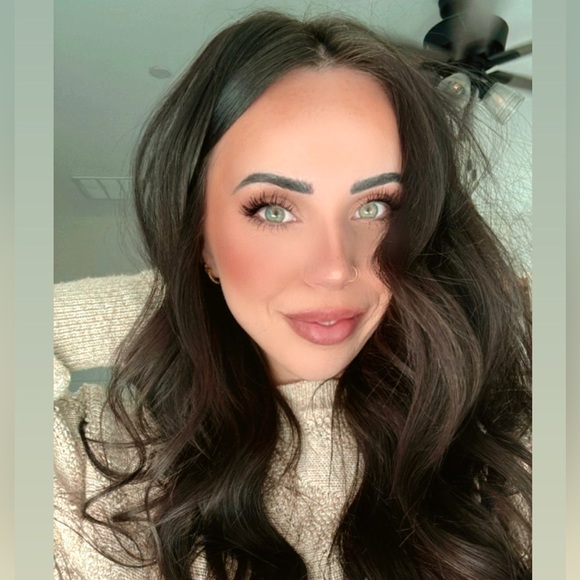 Profile Picture of Laryssa Baltazor (@lanm12) on Poshmark