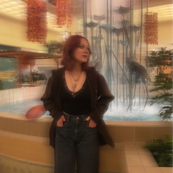 Profile Picture of Sophie Axtman (@sophieaxtman) on Poshmark