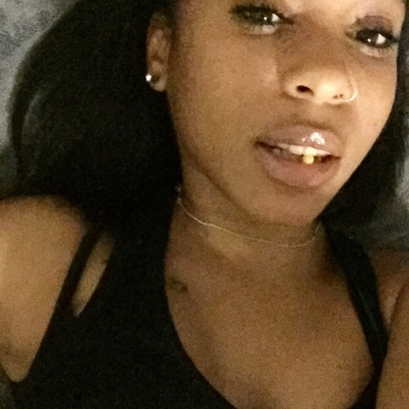 Profile Picture of Simone Linscomb (@momogoods) on Poshmark
