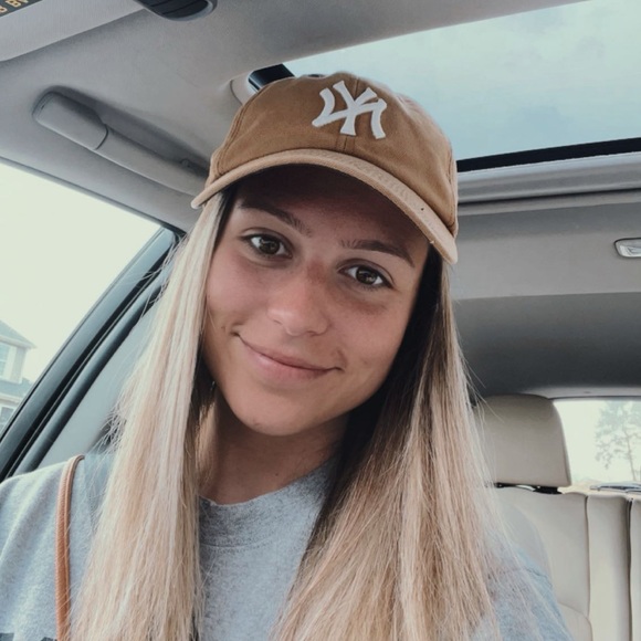Profile Picture of Mandy Lorentsen (@mandylorentsen) on Poshmark