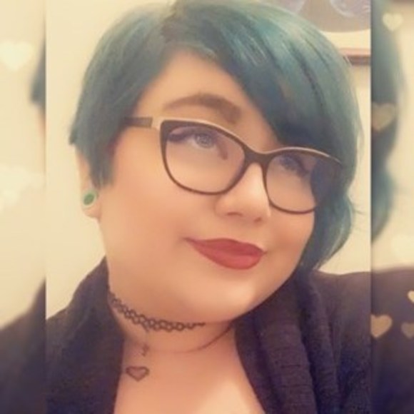 Profile Picture of Kelsie Snyder (@kelsiesnyder) on Poshmark