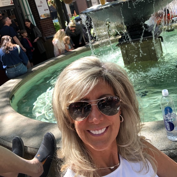 Profile Picture of Claudia Hansen (@cdhansen002) on Poshmark