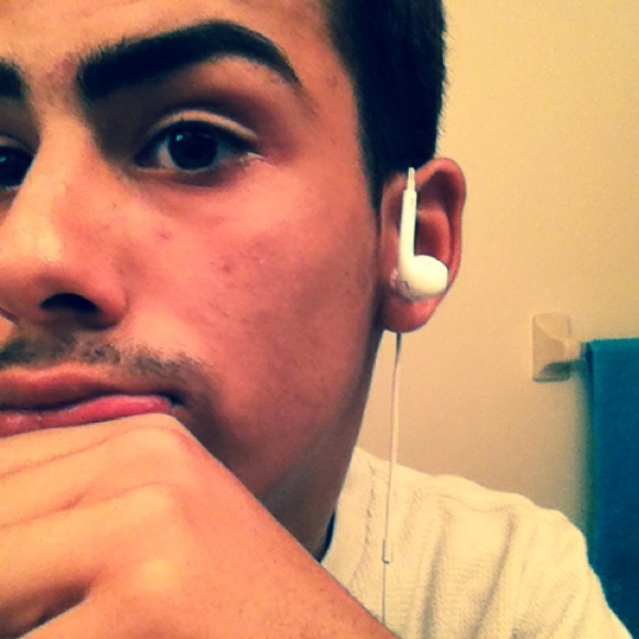 Profile Picture of William Diaz (@kingwil) on Poshmark