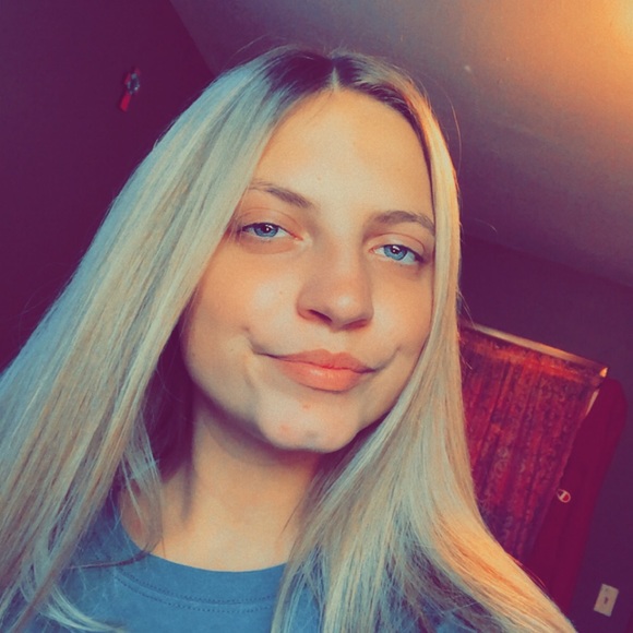 Profile Picture of Paige Croisant (@paigecroisant) on Poshmark