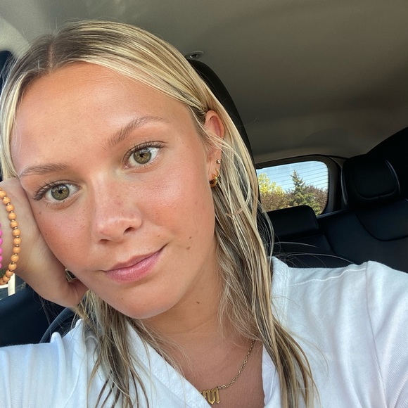 Profile Picture of Ivy Arnold (@ivyarnold24) on Poshmark