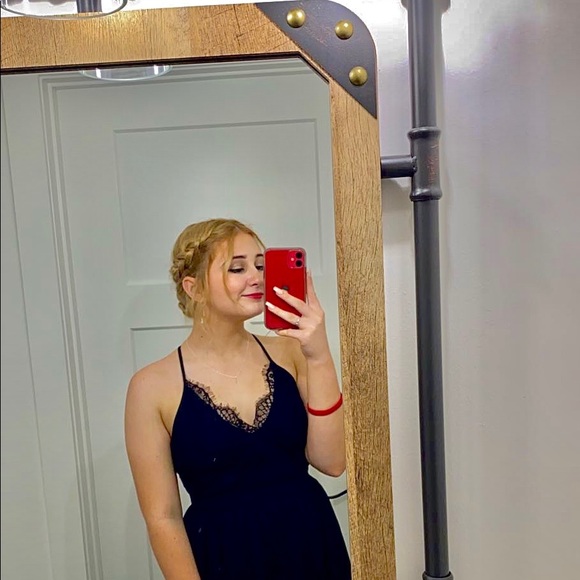 Profile Picture of Emma Cupp (@emmapaigecupp) on Poshmark