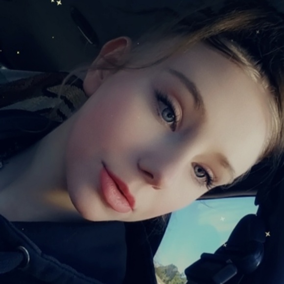 Profile Picture of Lillyonna Bachicha (@lillyonna_b) on Poshmark