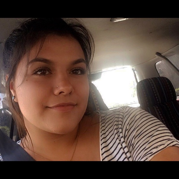 Profile Picture of Isabella Govea (@isabella_govea) on Poshmark