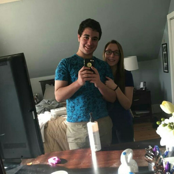 Profile Picture of Valerie Crombue (@valdawn12) on Poshmark