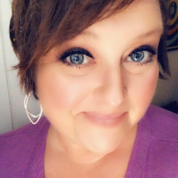 Profile Picture of Lori Root (@loriroot) on Poshmark