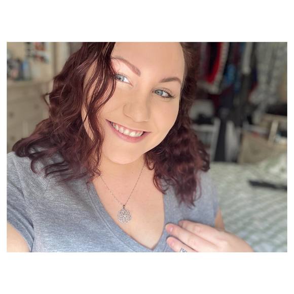 Profile Picture of Anouk Pinsonnault (@ovoanouk) on Poshmark