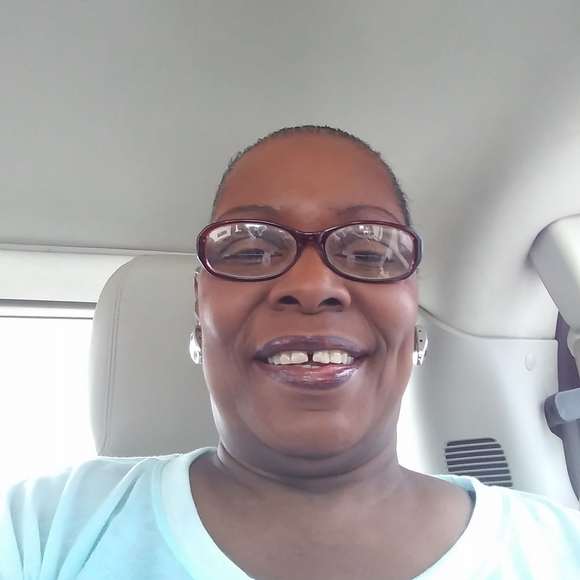 Profile Picture of Gloria Lewis (@glorialewis419) on Poshmark