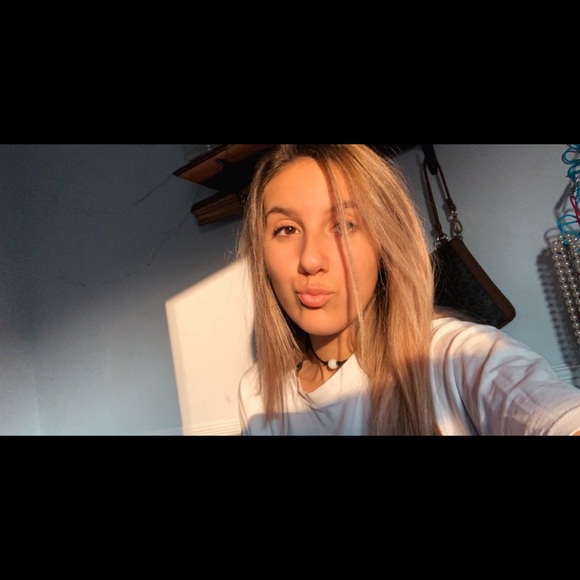 Profile Picture of Alexis Parham (@alexisparham29) on Poshmark