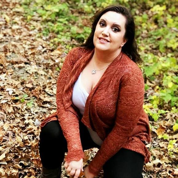 Profile Picture of Danielle Beck (@yelllymarie15) on Poshmark